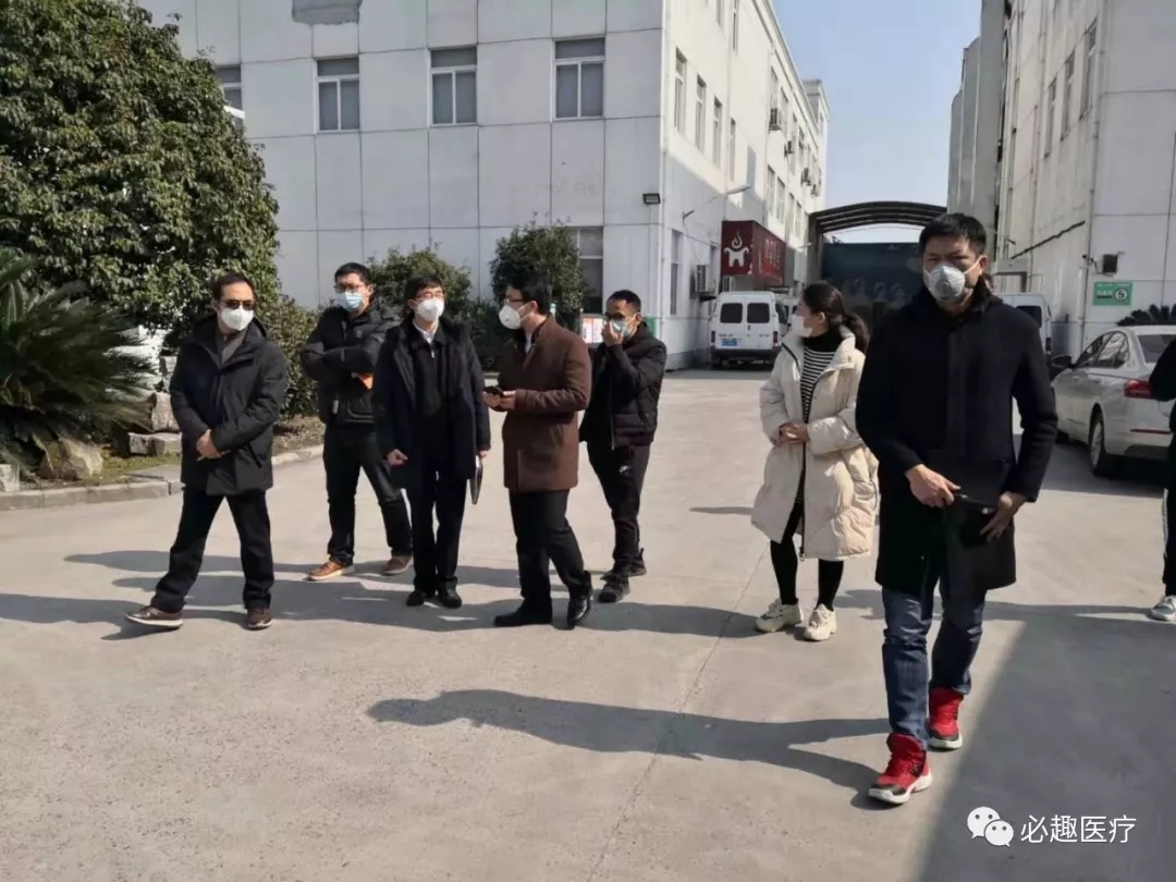 图为必趣参赛选手们刚开始拼命划行、鼓手候总非常有力